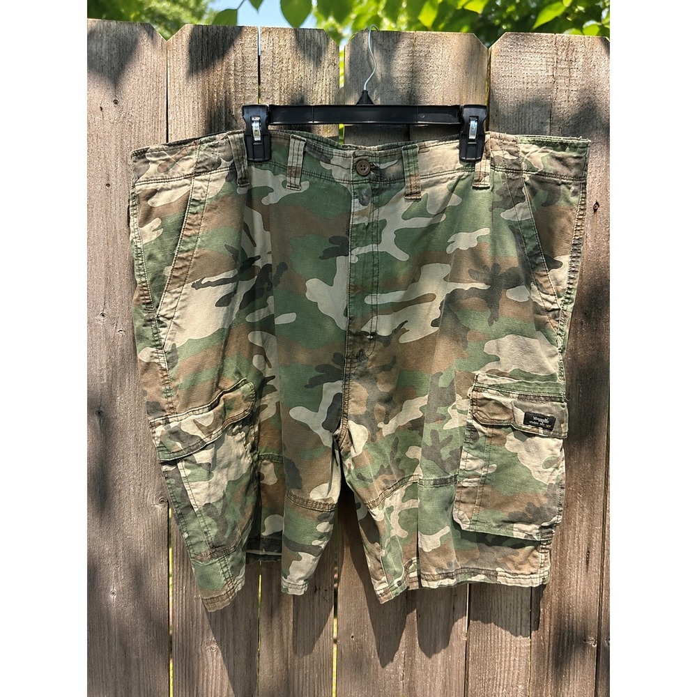 WRANGLER Camo Cargo Shorts Men's Size 46 Green Camouflage Utility Shorts‎